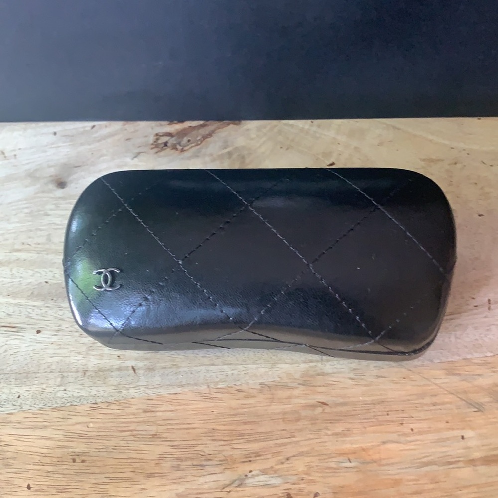 CHANEL Quilted Leather Sunglasses Case w/cleaning cloth -